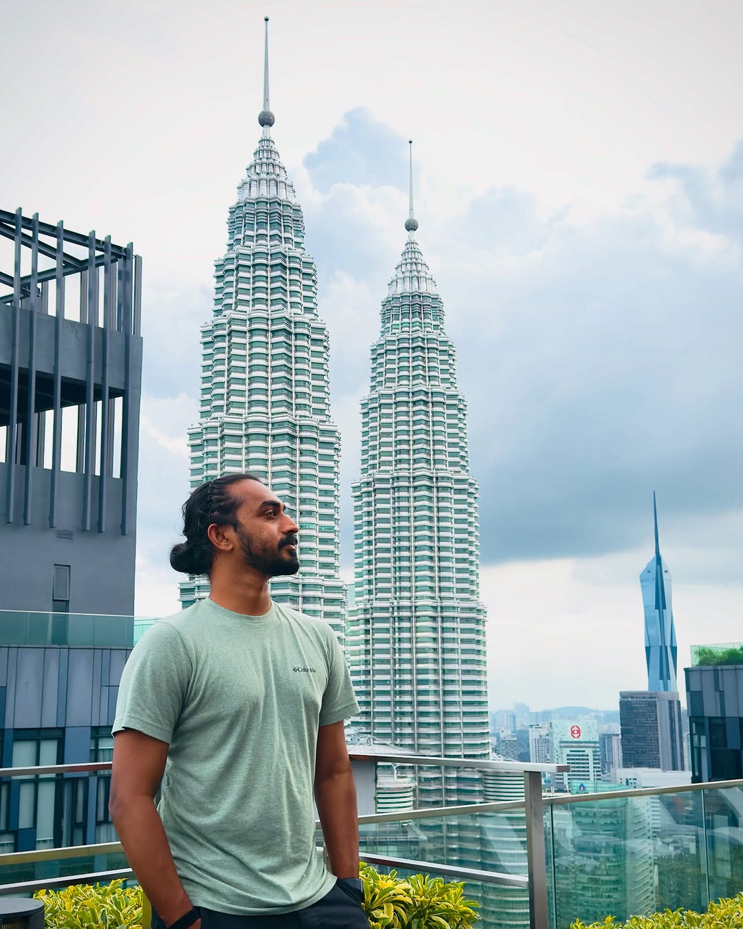 Lost in the skyline, grounded in the moment ๐โจ